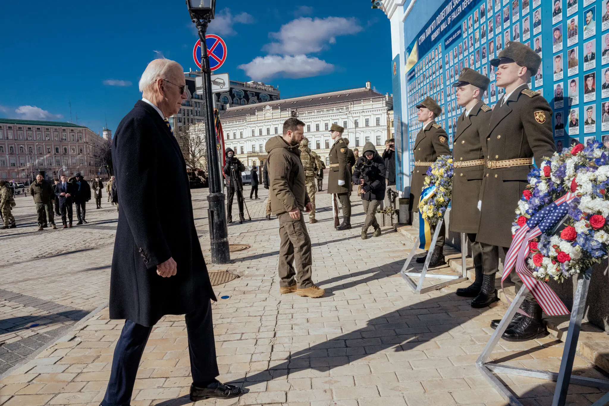 Два лідери біля стіни пам'яті.
